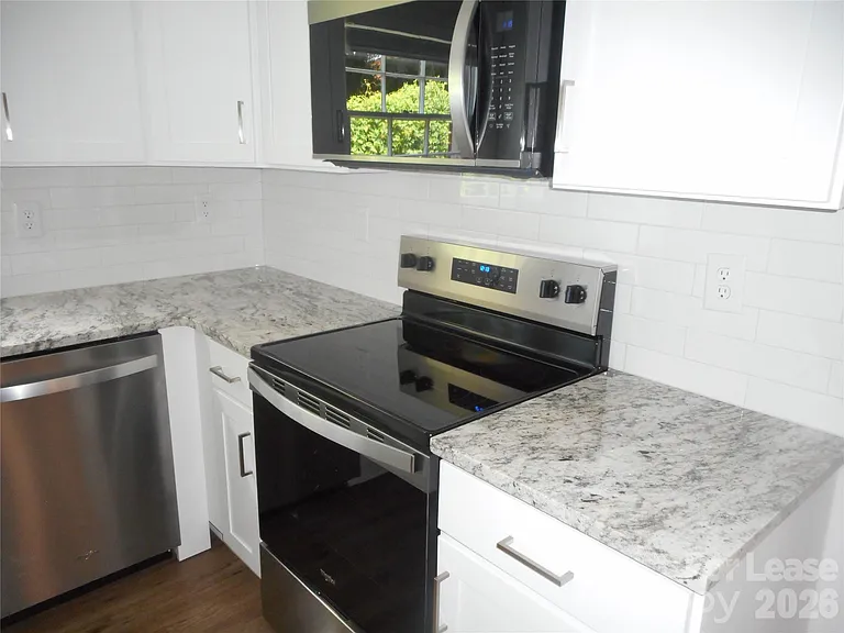7556 Thorncliff Dr — Photo 6