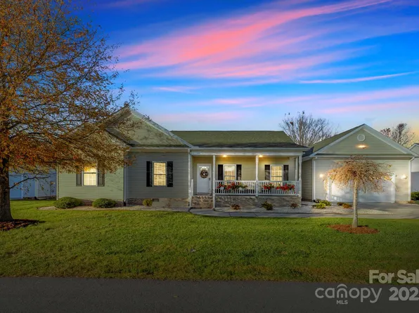 494 Riverwind Dr, Hendersonville, NC 28739