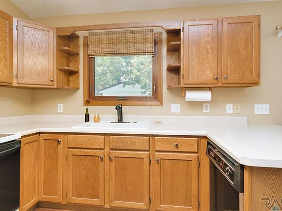 3rd image of 909 S Juneau Ln