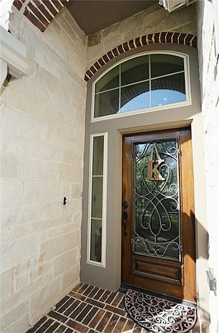 4 bed, 3.0 bath, 2353 sqft, $2,775 — Photo 2