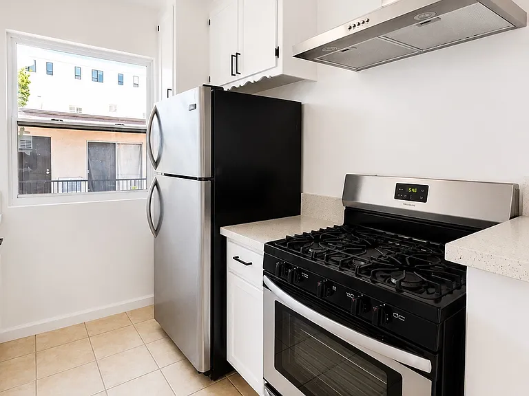 528 S Harvard Blvd #11 — Photo 6
