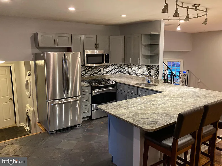 7905 Esther Dr — Photo 2