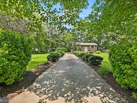 3rd image of 3 Hickory Ln