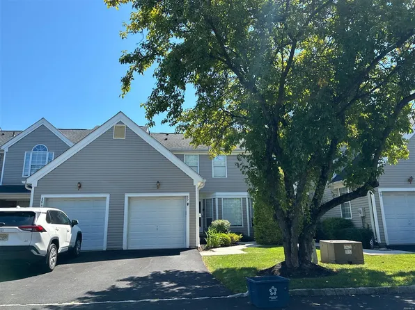 89 Violet Ct, Whitehouse Station, NJ 08889