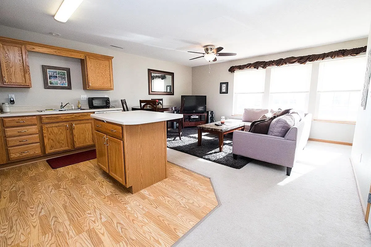 2 bed, 1.5 bath, 1100 sqft, $1,400 — Photo 2