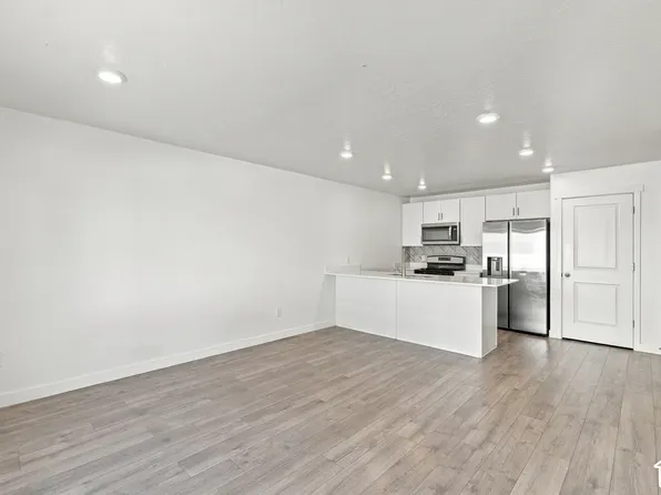 1156 E Trident Dr, Saratoga Springs, UT 84045