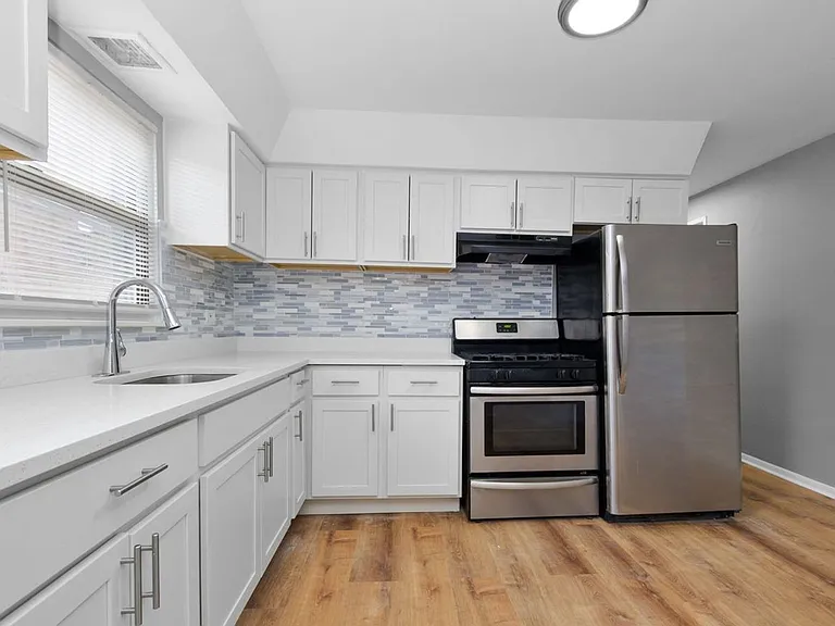 7900 S. Paxton Ave. — Photo 29