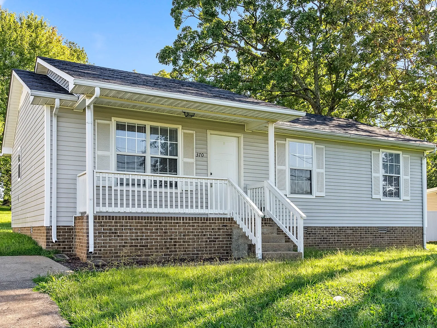 3 bed, 1.0 bath, 1005 sqft, $1,250 — Photo 1