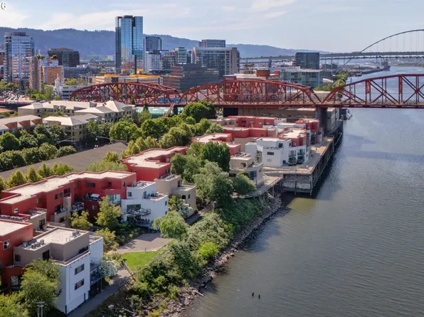 920 NW Naito Pkwy APT J25, Portland, OR 97209