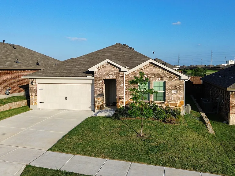 1306 Saddlehorn Dr — Photo 2