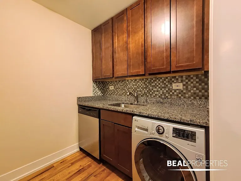 555 W Arlington Pl #503 — Photo 7