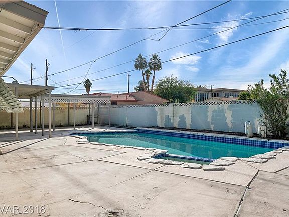 3rd image of 2200 Mariposa Ave