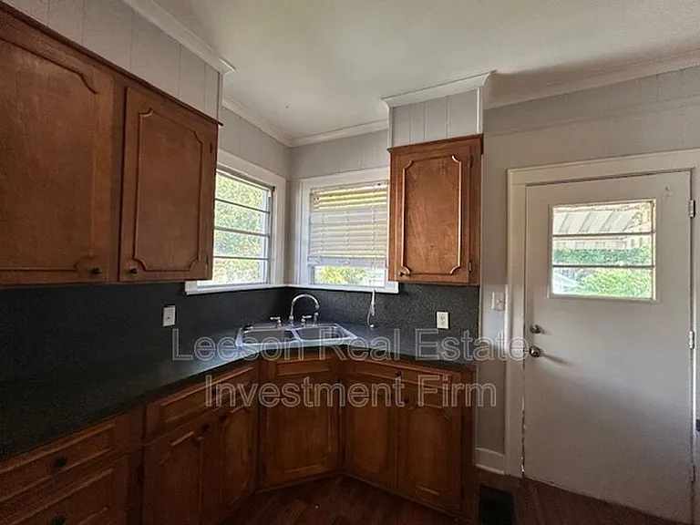 225 E Elmwood St — Photo 3