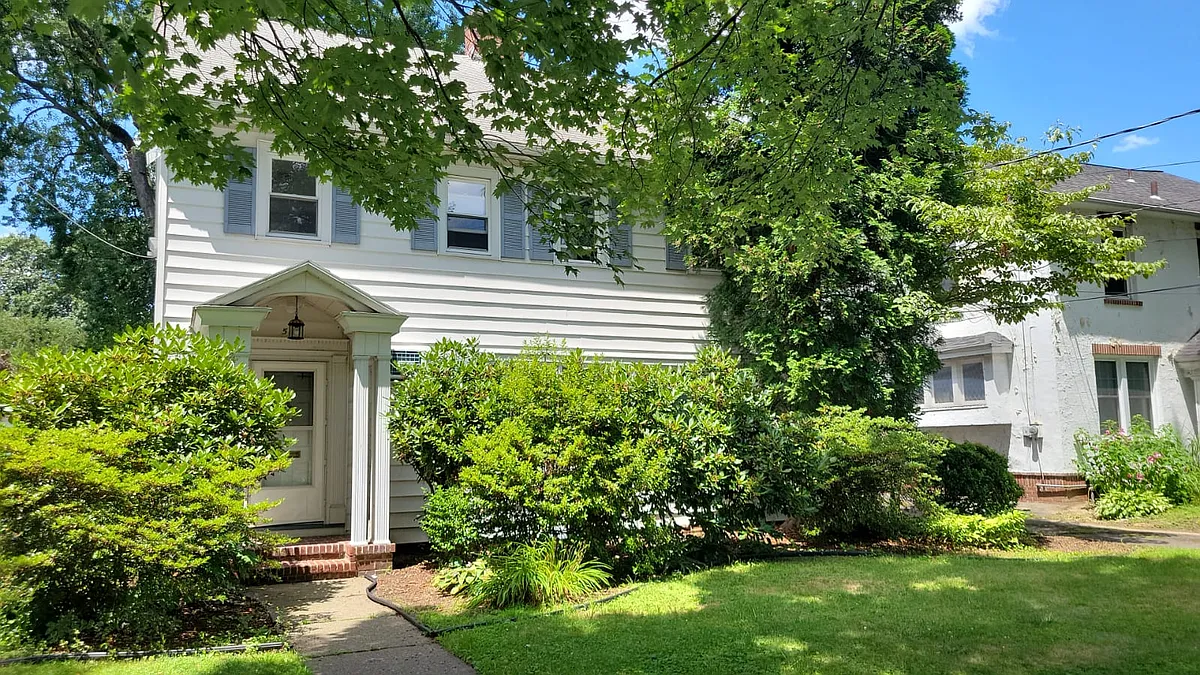 Building Photo - 560 Gibson Ave