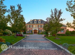 5 Legends Cir, Melville, NY 11747