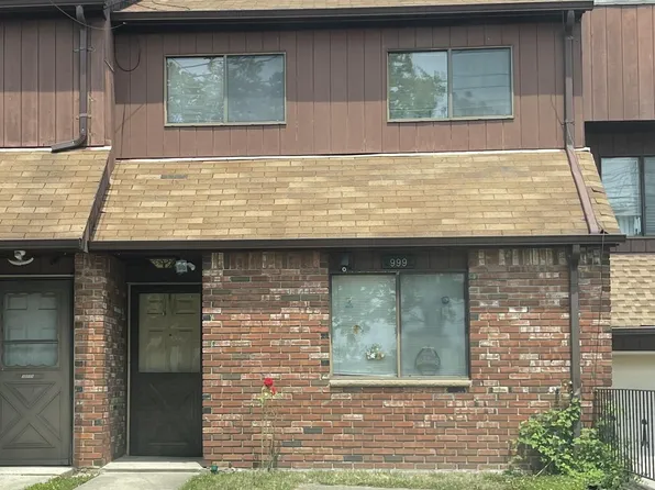 999 W Fingerboard Rd, Staten Island, NY 10304