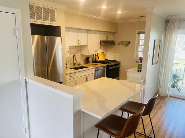 2422 Barracks Pl APT 3, Charlottesville, VA 22901