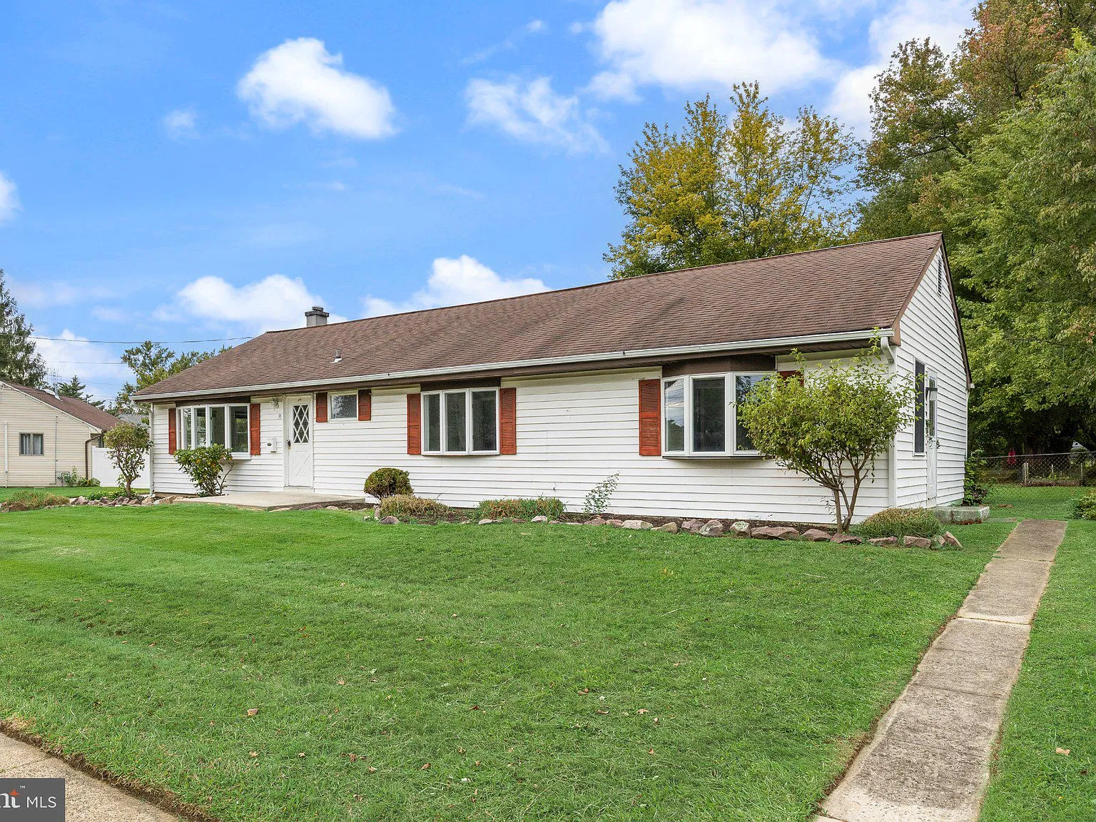 4 bed, 2.0 bath, 1945 sqft, $3,200 — Photo 3