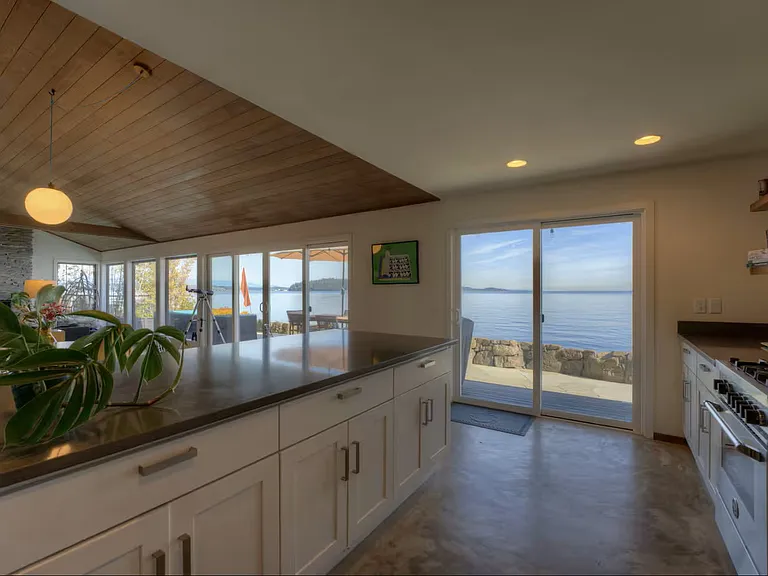 10835 Point Vashon Dr SW — Photo 10