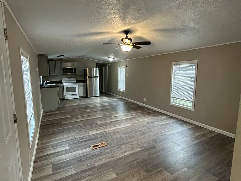 202 Zackary St — Photo 3