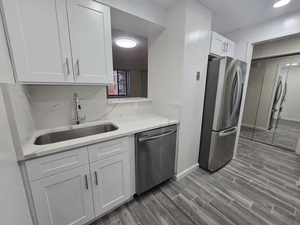 133 Harmon Cove Tower image 5 of 40