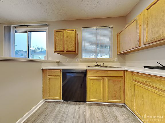 4th image of 601 W Oaks Dr