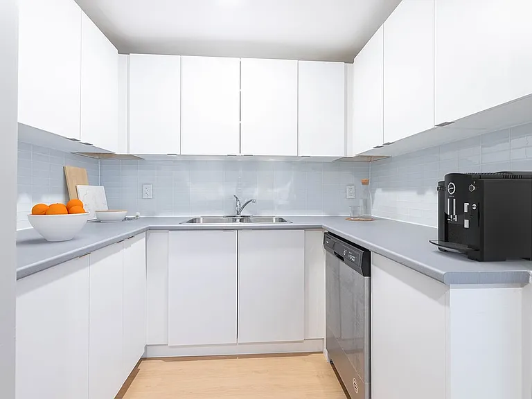 400 Parkside Dr — Photo 3