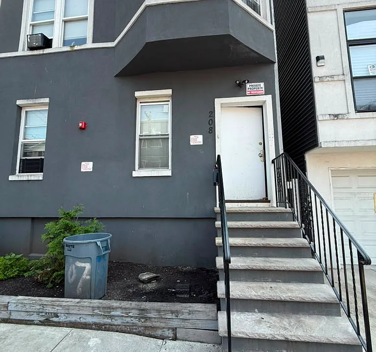 208 Governor St #3R