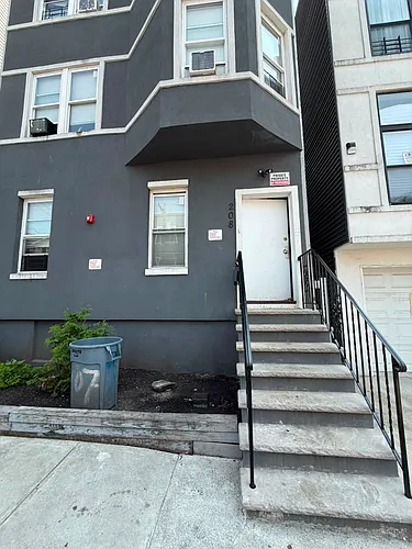 208 Governor St Photo 1