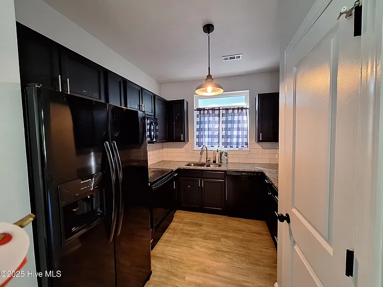 933 S 8th St — Photo 7