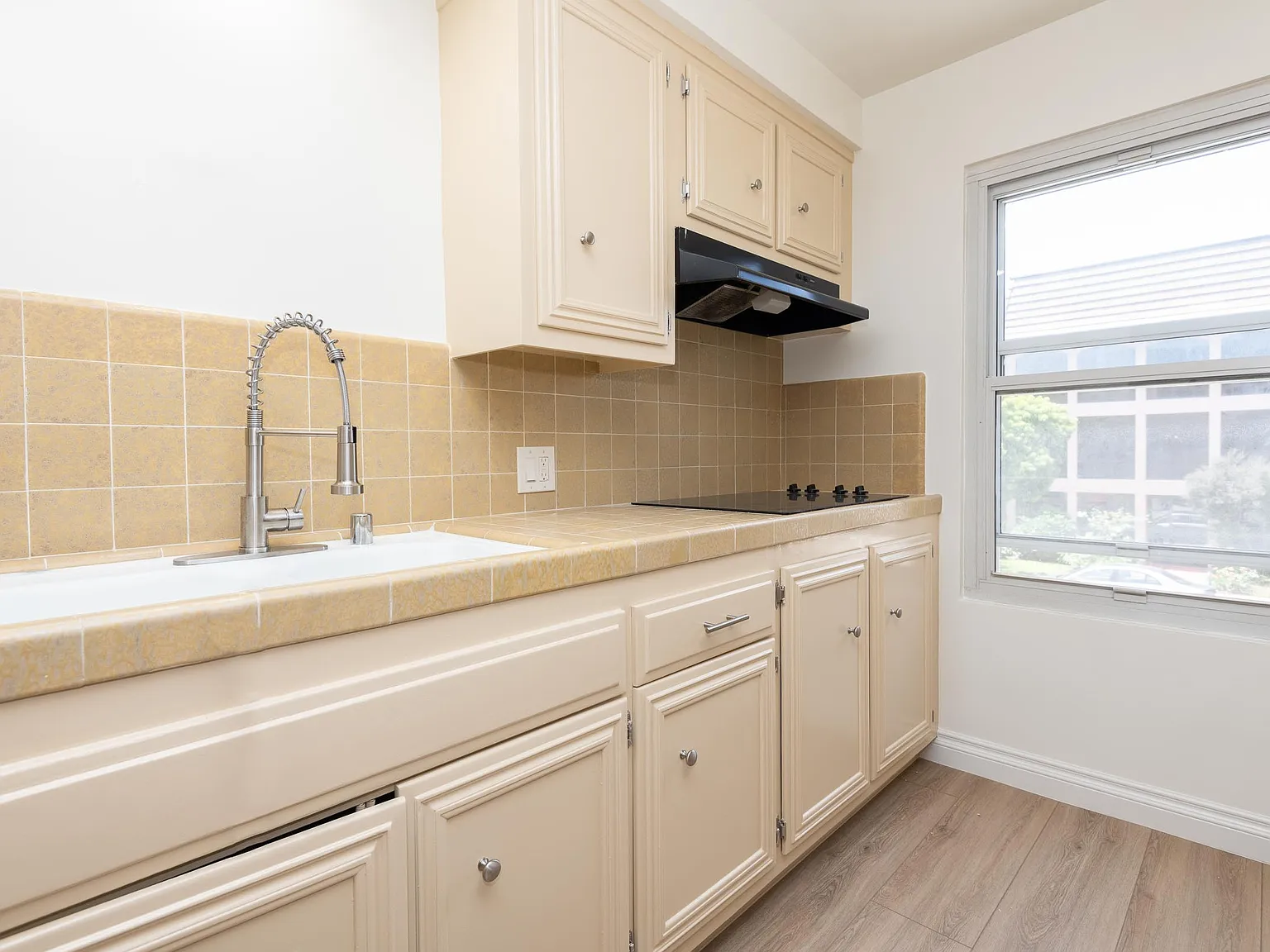 2 bed, 1025 sqft, $3,750 — Photo 4