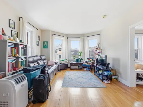 18 Centre St Unit 304, Cambridge, MA 02139