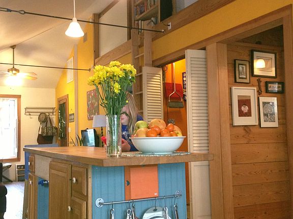 Central island for easy cooking or hanging out