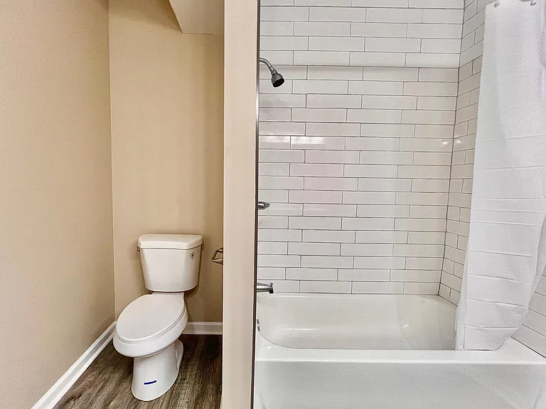 315 W 3rd St #1 — Photo 8