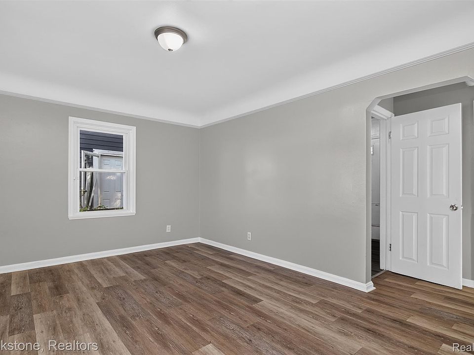 28080 Rosemont St, photo 4