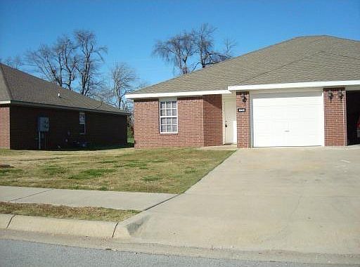1st image of 851 Meadowlands Dr