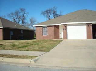851 Meadowlands Dr, Centerton, AR 72719