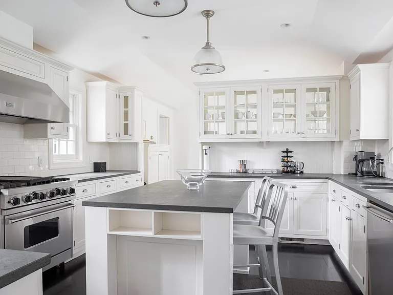 33 Christopher St — Photo 10