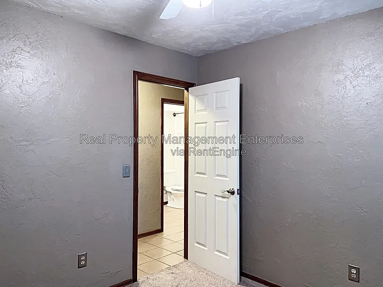 204 W 10th St — Photo 47