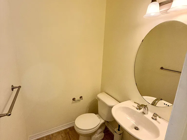 Hanson Cres — Photo 19