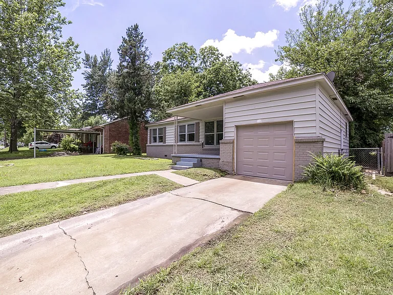 1618 S Ash Pl — Photo 3