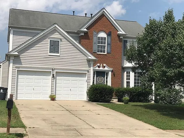 4 bed, 2.5 bath, 2350 sqft, $2,500 — Photo 2