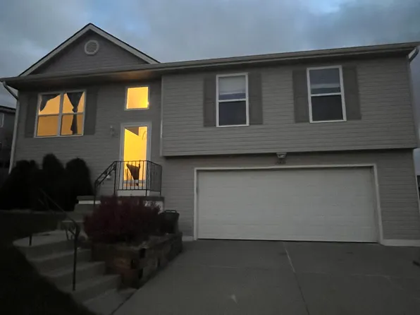 15831 Blackwalnut St, Omaha, NE 68136