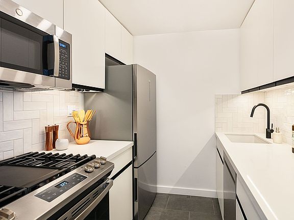 4th image of 235 W 56th St APT 38c