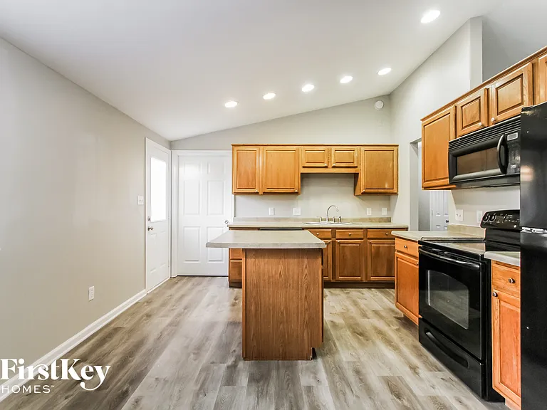 410 Grovewood Dr — Photo 5