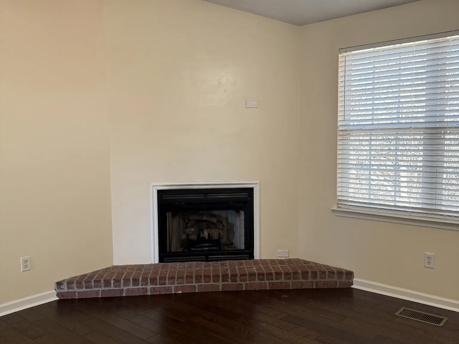 3 bed, 2.0 bath, 1929 sqft, $2,195 — Photo 2