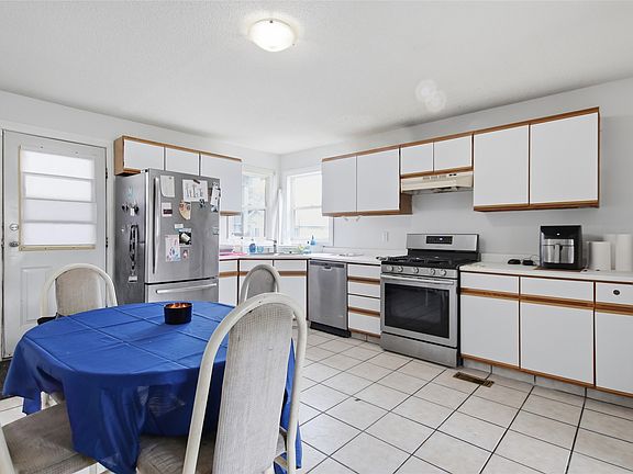 2nd image of 1636 Tranquille Rd
