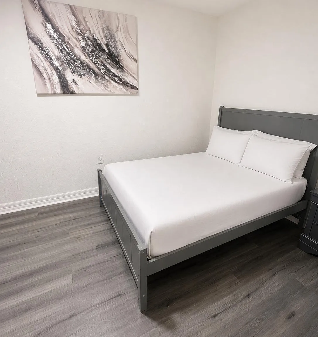 2 bed, 1.0 bath, 900 sqft, $918 — Photo 1