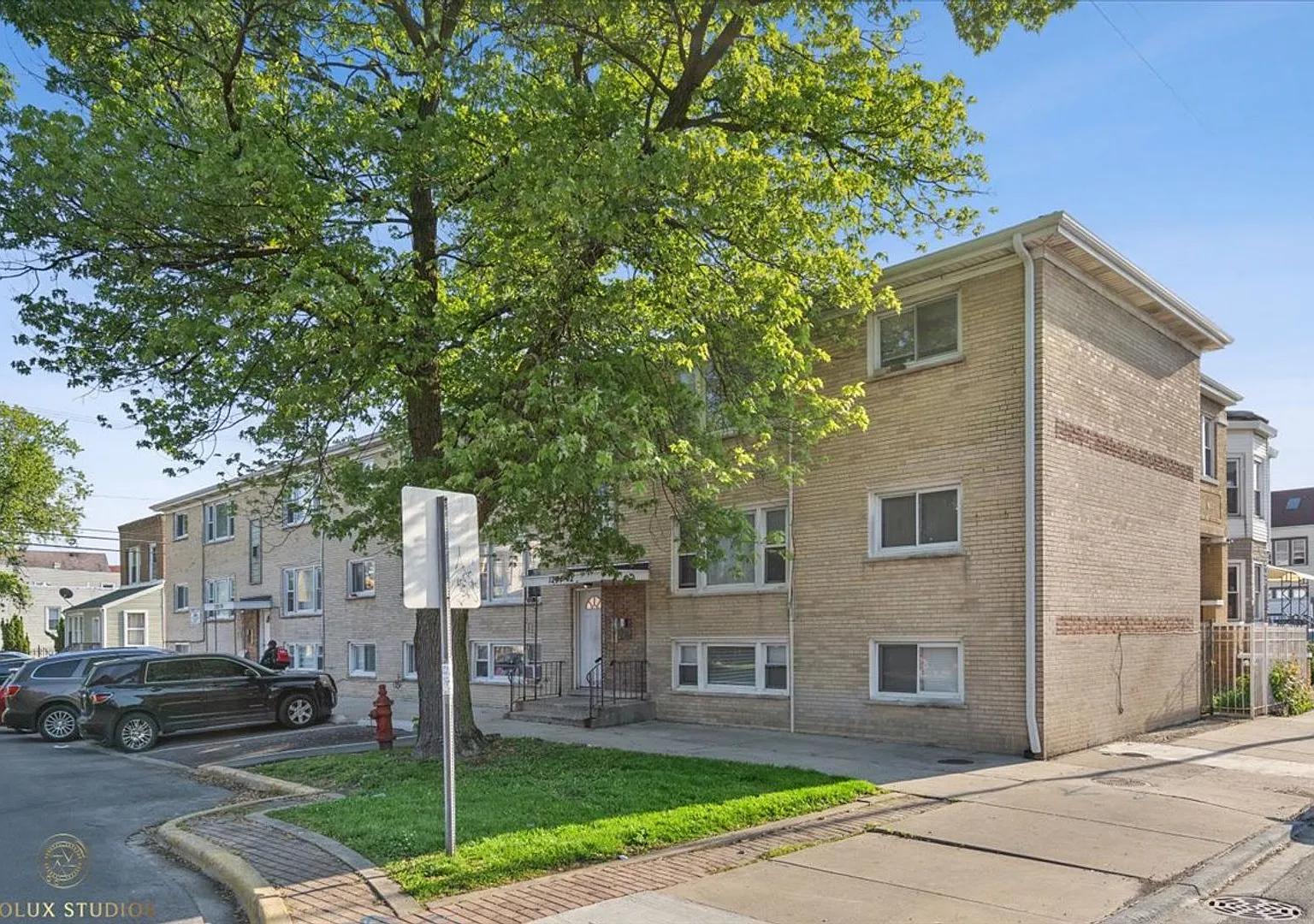 One Bedroom Apartment - Great Location! — Photo 1