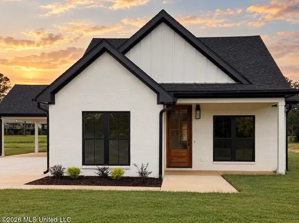 1 Three Oaks Villas Dr, Gautier, MS 39553